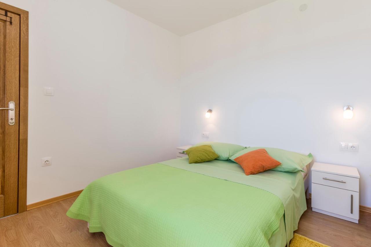 Apartmani Bezmalinovic Bol Buitenkant foto