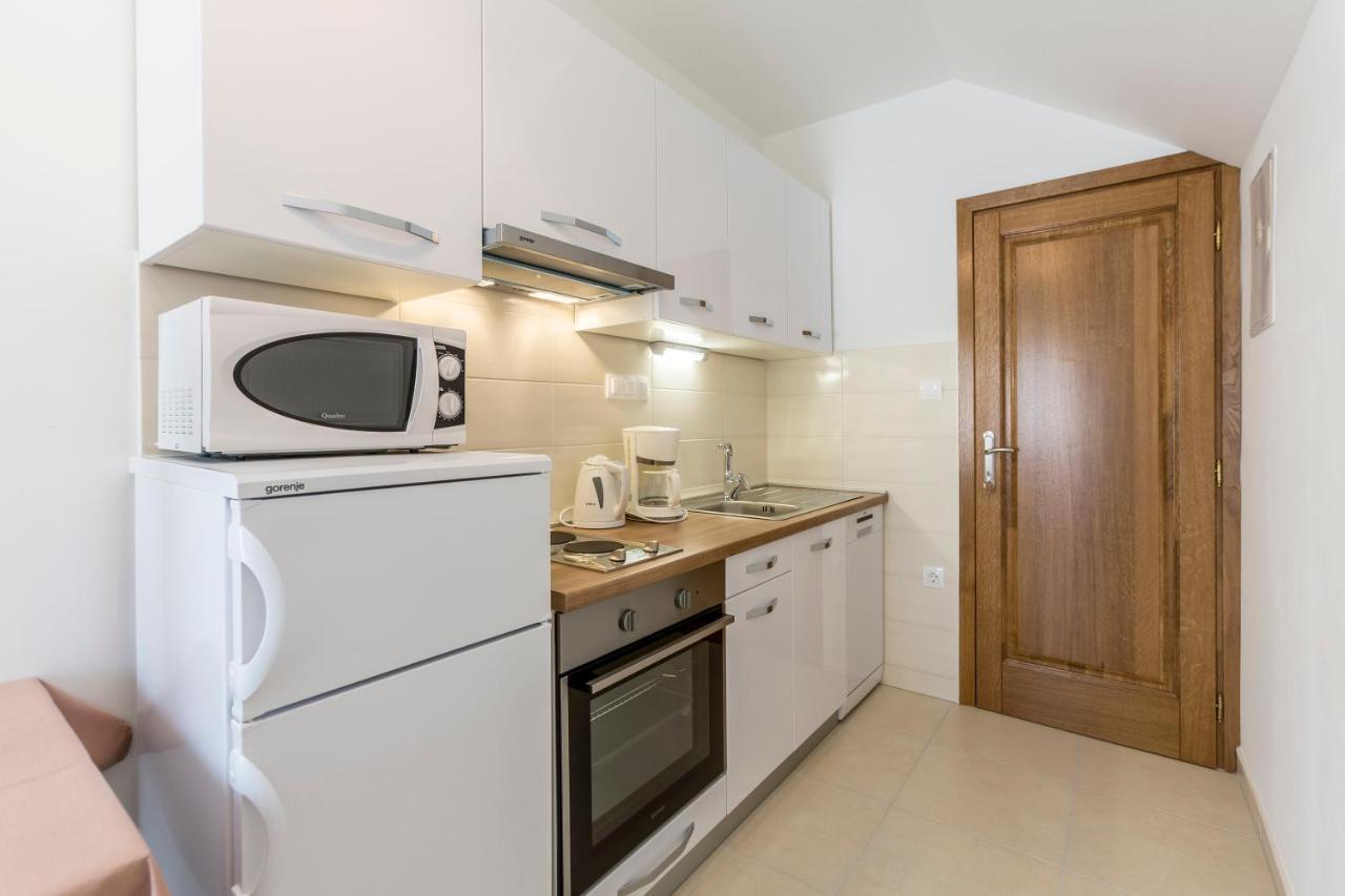 Apartmani Bezmalinovic Bol Buitenkant foto