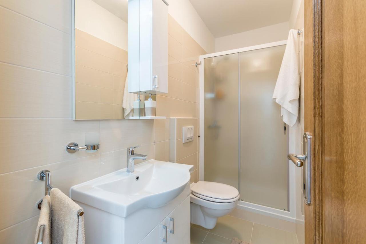 Apartmani Bezmalinovic Bol Buitenkant foto