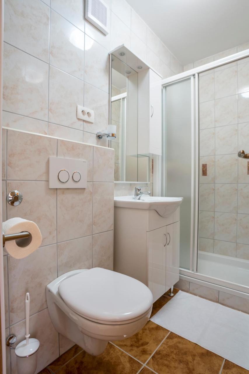 Apartmani Bezmalinovic Bol Buitenkant foto