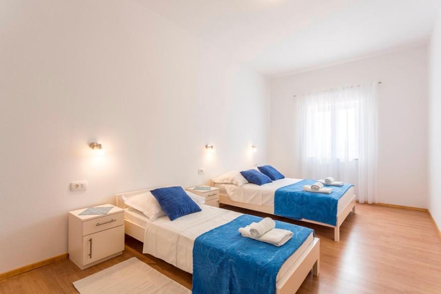 Apartmani Bezmalinovic Bol Buitenkant foto
