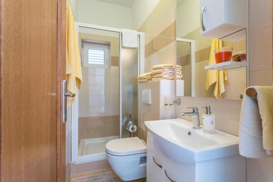 Apartmani Bezmalinovic Bol Buitenkant foto